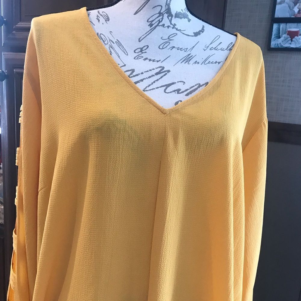 NWT Avenue size 26/28 yellow blouse with cut out sleeve - Picture 6 of 12